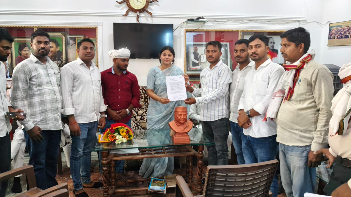 DineshUppc4951's tweet photo. 6 हज़ार मानदेय
नहीं है हम टॉपरों का रोजगार
हमारी पीढ़ा कब सुनेगी सरकार@UPGovt

हर पंचायत सहायक के साथ हज़ारों ग्रामीण
यानि
अबUPके 8-10 करोड़ ग्रामीण वोट पंचायत सहायकों के साथ
@BJP4UP
@CMOfficeUP
@BhimArmyChief @yadavakhilesh
@oprajbhar @SanjayAzadSln
@ravish_journo
@PriyaSarojMP https://t.co/Av7c4emo7a