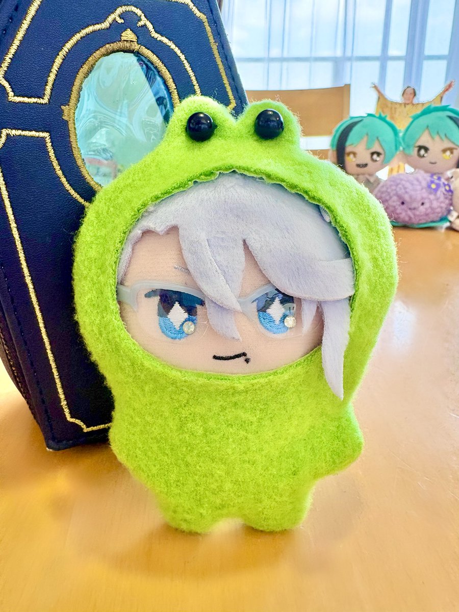 yun_nui589's tweet photo. 🐙…またこの季節ですね🐸

アズカエルやっぱりとても良き…💕
(しばらくはこのままでいてね☺️)
金曜日ー！
明日からお天気悪いらしいから今日の晴れを有効に使おうねぬいちゃん達😌
では行って来ます〜🏃‍♀️

#twstぬい撮り部
#今日のお供ぬい https://t.co/BvX370ps0n