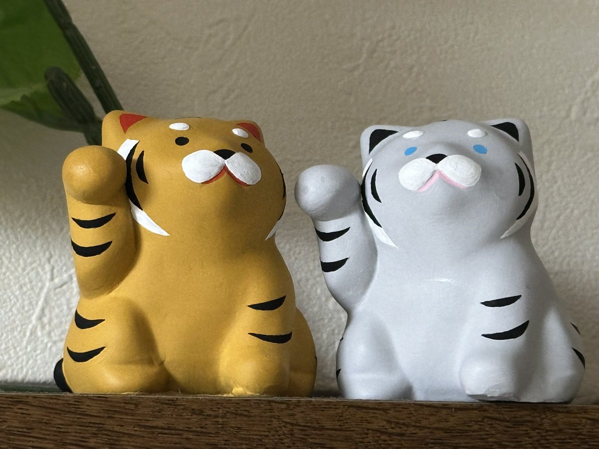 media_mac's tweet photo. 「また、ダメだった」

オーディションの結果を見て、そう肩を落としたことがある人に、今日は話したいことがあります。

吉沢亮さんが、俳優という仕事について「9割は運」と話していたそうです。

『国宝』であれだけの演技を見せて、賞を総なめにした人が、です。

歌舞伎の稽古に1年半も身を捧げた人の口から出てくる言葉が「運」。これ、ちょっと面白いと思いませんか。

努力した人ほど「努力は裏切らない」と言いたくなるはずなのに。

私はTVの演出の仕事で、キャスティングに関わることがあります。つまり「選ぶ側」に立つことがある、ということです。

その経験から言うと、吉沢さんの「9割は運」は謙遜でも美談でもなく、ただの事実に近いと私は思っています。

オーディションで誰かが選ばれなかったとき、その理由の多くは、本人の実力と関係がありません。

すでに決まっている主演と声のトーンが被った。並んだときの全体のバランス。企画の方向性が直前に変わった。たまたま前の現場でご一緒した人の顔が浮かんだ。

そんな理由で決まることが、本当にあります。

そして、そういう決まり方をしたことは、選ばれた人にも、選ばれなかった人にも、知らされません。

だから「9割は運」という言葉は、残酷に聞こえて、実は救いの言葉だと私は思っています。

「落ちたことは、あなたの否定ではない」

オーディションに落ち続けると、つい「自分の何がダメなんだろう」と原因を全部自分の中に探してしまいます。真面目な人ほどそうなります。

でも、原因の多くはあなたの外側にあります。コントロールできないものを悔やんでも、心がすり減るだけです。

とはいえ。

「じゃあ運なら、何もしなくていいのか」というと、そうはならないんですよね。

吉沢さんは『国宝』のずっと前、李相日監督の『怒り』のオーディションで、ほとんど関心を持ってもらえず悔しい思いをしたそうです。

それから約10年後、同じ監督の作品でチャンスが巡ってきたとき、彼は1年半の稽古でそれに応えました。

運は、たぶん誰にでも降っています。

でも、降ってきた瞬間に「できます」と言える状態を作っていた人だけが、それを掴めます。

これは、どんなオーディションでもまったく同じです。

少し前に、ある商業舞台のオーディション情報が回ってきました。メインキャストにもチャンスがある、かなり大きな案件です。

ただ、ひとつだけ条件がありました。書類と一緒に、指定された振り付けを踊った動画を提出すること。それが応募の必須条件だったんです。

私の周りには、ふだんから「自分にはちっともチャンスが来ない」と嘆いている人が、何人もいます。

その人たちが、どうしたと思いますか。

応募を、しませんでした。

指定されたダンスのレベルが高くて、動画を見た時点で「これは無理だ」と、はじめからあきらめてしまったんです。

ここに、けっこう残酷な事実があります。

「準備ができていない人は、挑む権利すら奪われる」

落ちたわけではありません。その手前の、応募ボタンを押すところで、もう勝負がついていたんです。

チャンスは、こちらの準備が整うのを待ってはくれません。

もうひとつ大事なのは、運には試行回数があるということです。

宝くじは買った人にしか当たりません。オーディションの「まぐれ」も、打席に立ち続けた人にしか出ません。

この業界で

「続けるのも才能」

と言われるのは、続けた人だけが運の抽選を受け続けられるからだと思っています。

9割の運は、コントロールできません。

でも、残りの1割は自分で決められます。抽選券を持ち続けること。そして、当たった瞬間に掴める準備をしておくこと。

吉沢さんの「9割は運」は、努力を否定する言葉ではなくて、「コントロールできない9割を手放して、1割に集中しろ」という言葉なのかもしれません。

いま結果待ちで落ち着かない人へ。

あなたが磨けるのは、9割のほうではなく、1割のほうではないでしょうか。