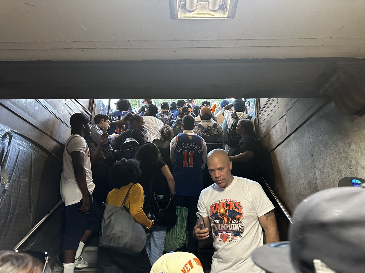 leacapsinfiltro's tweet photo. @KnicksUruguay @joshhart Tuvimo ahí dando el aguante. Vamos nosotros 💪 https://t.co/gI0ccTqBMJ