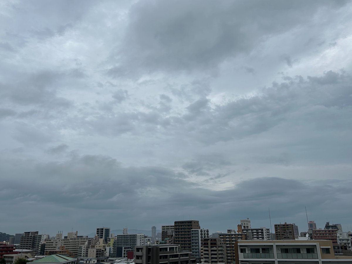 socialwork2301's tweet photo. おはようございます！福岡市のお天気は小雨☔ 25℃です。蒸し暑いなと思ったら、今日の湿度は90%でした💦 曇りで湿度が高い日は熱中症になりやすいそうなので、気を付けたいと思います🥤 華金ですね、今日もよろしくお願いします🥰
#企業公式が地元の天気を言い合う
#企業公式相互フォロー
#イマソラ https://t.co/ydzNsFOZk5