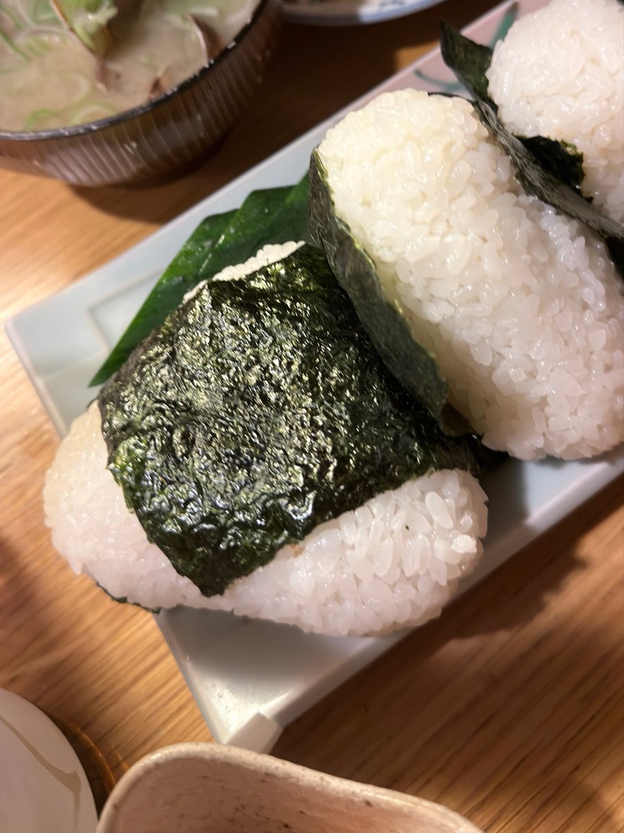 6Os40's tweet photo. おはようございます。
ざ、朝ごはんです。
朝はおにぎりとあさりの味噌汁があれば他何もいらない。

#おはようございます
#朝ごはん
#こんにちは
#Japanesefood
#家ご飯
#ズボラキッチン https://t.co/W8bTboAGES