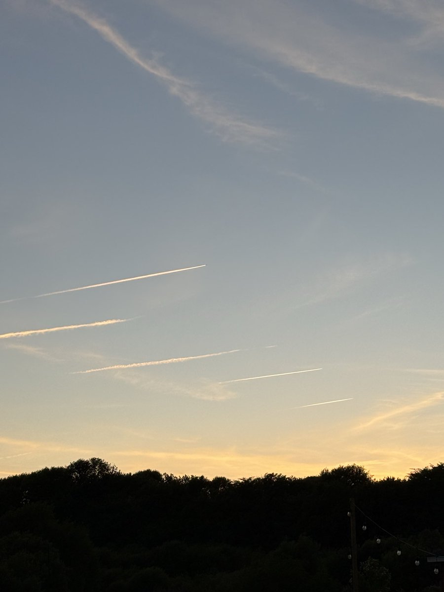 3kidsmichael's tweet photo. @sin_ov @SenWhitehouse They’re trying, my RI backyard the other day. Nothing to see here but pure geo engineering https://t.co/DwF1rQh9Ls