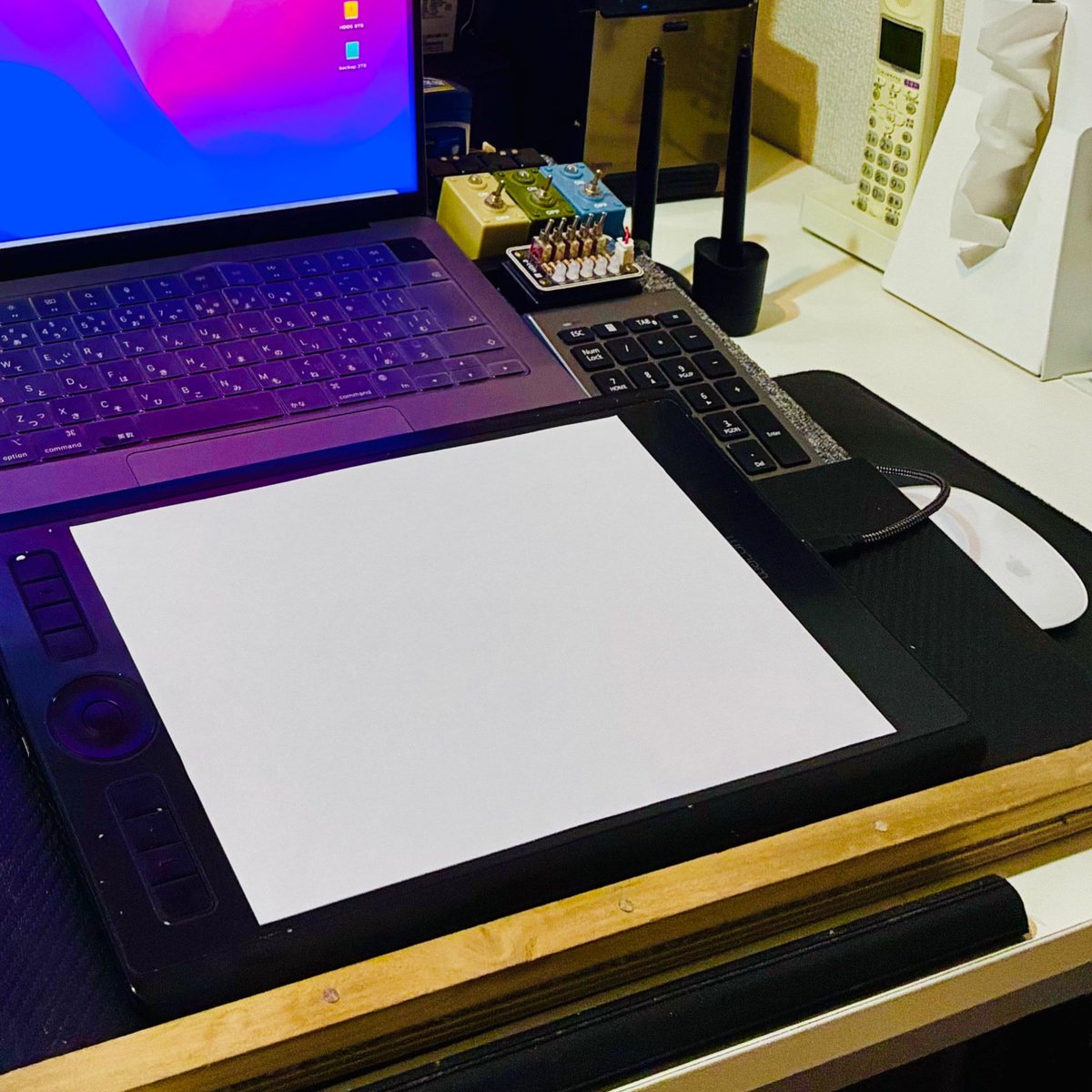kbst2's tweet photo. クリエボでいろんな作家さんにヒヤリングして確信。液タブ派はマンガ・我流・アートスタイルの作家からの支持か多く、デザイン出身の作家はほとんどが、板タブ派でした。理由としてはショートカットのキーポジションがデザイン時と変わらないから。ちなみに私も板タブ派で、紙をタブに糊で貼るタイプ。 https://t.co/EhGgJuqnQB