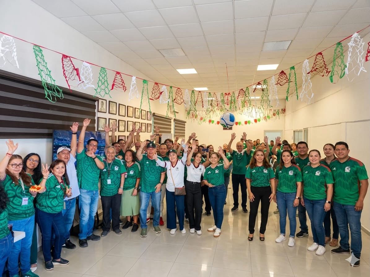 SICTGuerrero's tweet photo. 🇲🇽🙌 Unidos por la pasión que nos representa dentro y fuera de la cancha.
¡Todo el apoyo para nuestra Selección Nacional! #VamosMéxico ⚽
#SICTGuerrero https://t.co/6awkNSGpCJ