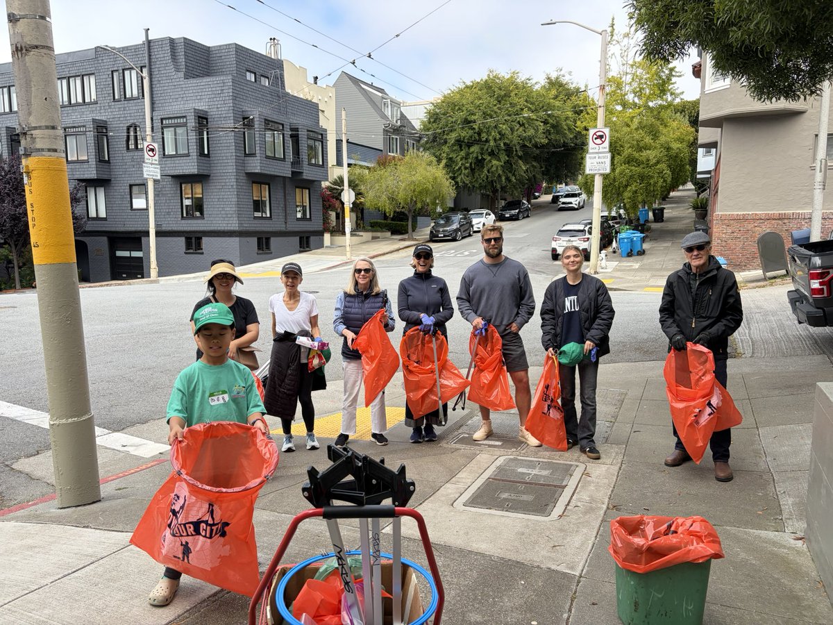 RefuseRefuseSF's tweet photo. Conditions are looking cleaner in Cow Hollow this afternoon.

Thank you to the 9 volunteers that collected 11 bags of garbage and helped keep the neighborhood &amp; local environment clean. https://t.co/qpebsV2HOI