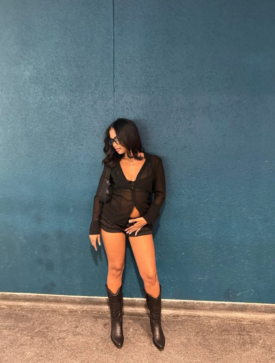 ASHLEYIIAM_'s tweet photo. 👀💋 https://t.co/nsqdG002GU