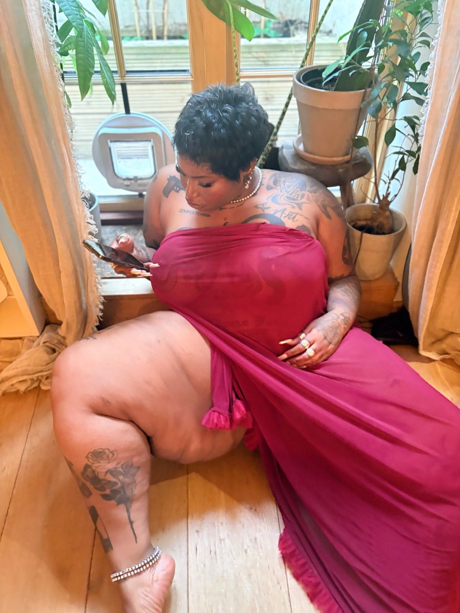 colecurve_'s tweet photo. Queen of thighs. https://t.co/k8myUD5Doa