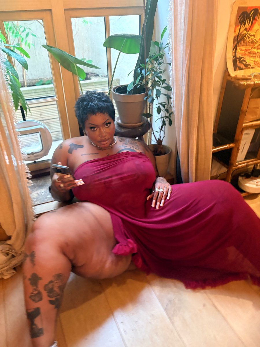 colecurve_'s tweet photo. Queen of thighs. https://t.co/k8myUD5Doa