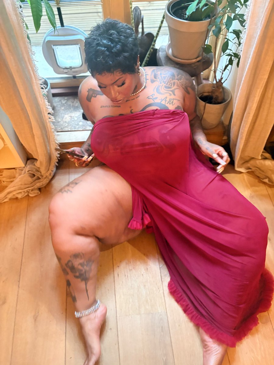 colecurve_'s tweet photo. Queen of thighs. https://t.co/k8myUD5Doa