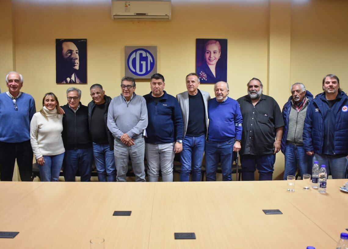 radiografica893's tweet photo. Se reunieron la CGT y ambas CTA para coordinar acciones y llevar adelante un “plan de lucha unificado”.

https://t.co/B15BEithaf https://t.co/fjtbC3LqEm