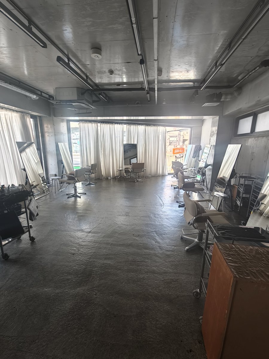 winlostsakit's tweet photo. 📍表参道で散髪✂️
ついに人生初パーマを美容師の息子にかけてもらいました👨‍🦱✨

「お父さん、ちょっと若くしますね😎」 と言われて素直にお願いした結果…

鏡を見るたびに 「誰だこのイケオジは🤣」状態（笑）

とはいえ、20代には戻れませんが、 気持ちは5歳くらい若返った気がします😅👍

親が子どもに髪を切ってもらう日が来るとは… なんだか感慨深いですね😊

次にジャカルタへ戻ったら、  「パーマかけたおじさん」で認識されるかもしれません😂✈️🇮🇩
皆さんどうですか❓ 若返って見えますか〜😆🍺

#表参道 #美容室 #初パーマ #息子は美容師 #親バカ投稿 #おじさん改革 #若返り作戦