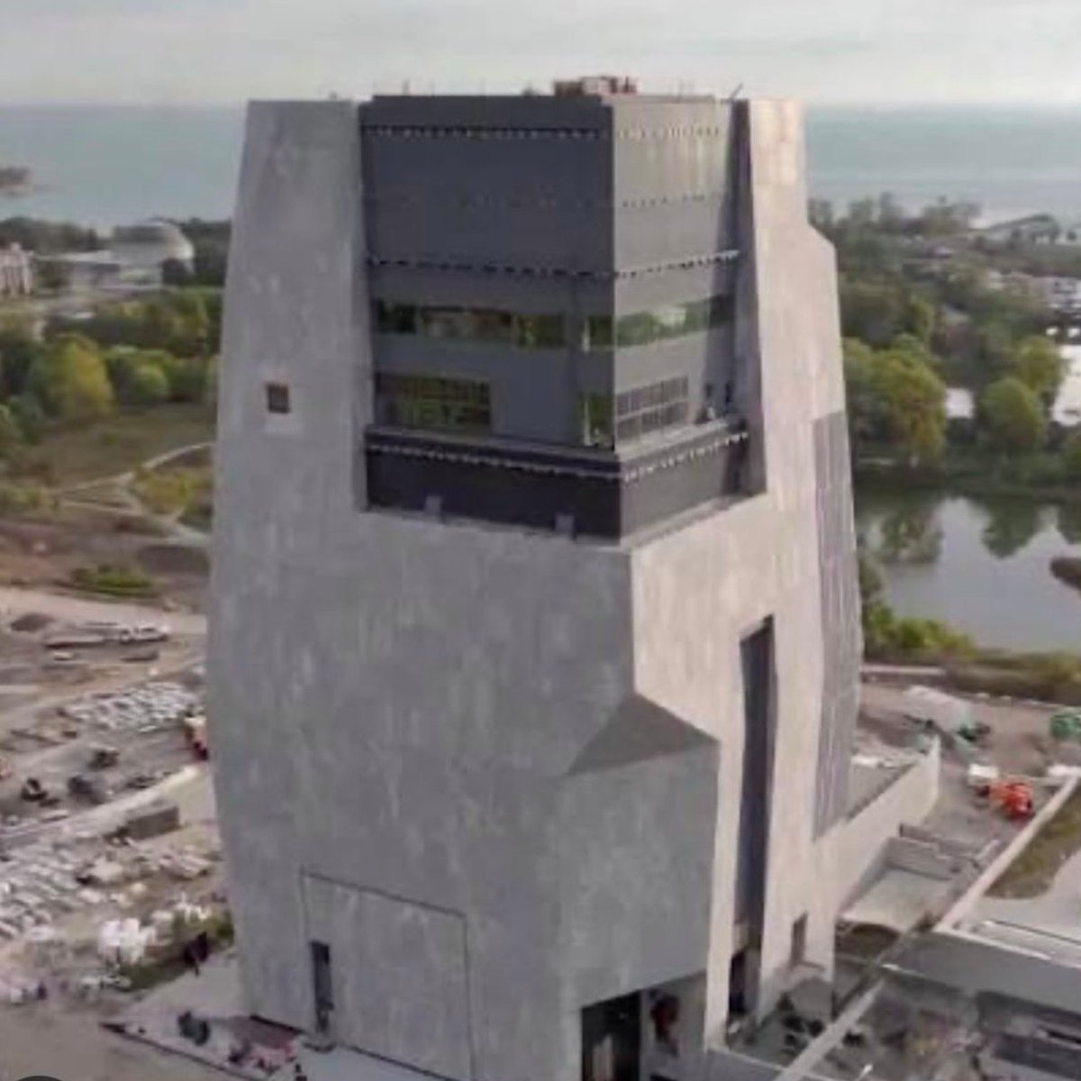 WAFWAF450498's tweet photo. @krassenstein I bet in 5 years or so this ugly building costing more than 850 millions, with many companies still not paid.... this horrible building will be gone and crushed and a beautiful park will emerge. The future of America, the future of Chicago certainly not with left-wing democrats. https://t.co/lxyi17xZJN