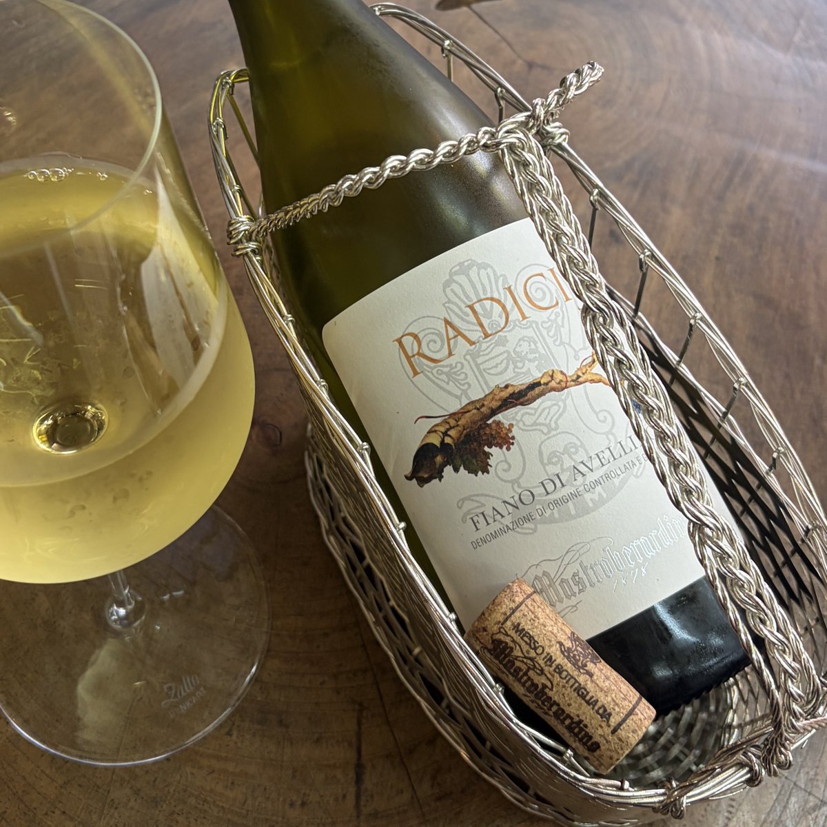 sangiovese's tweet photo. 同クラスの品種別を立て続けに飲むと品種特性も掴みやすい。いずれもステンレスタンク仕上げなのでミネラルはクリア、上質の酸と相まって上質。夏は南の白がよく似合う。この夏、ぜひ三種類飲んで欲しい。 https://t.co/B02Nrd9ucI