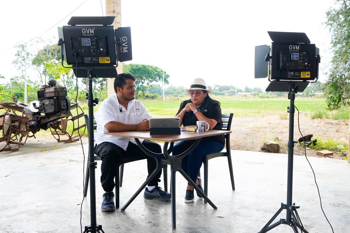 LorenaRosadoS's tweet photo. 🎙️🌾 Muy pronto llega "Desde el Campo con Lorena".
Un espacio para conversar, compartir experiencias, conocer historias y descubrir una faceta más cercana y personal de mi vida y mi trabajo.

Hablaremos juntos de los temas que nos unen como ecuatorianos, del campo, de la familia, del servicio y de los desafíos que enfrentamos cada día.

Y ustedes serán parte de esta conversación. 👇
¿Qué temas les gustaría que abordemos en los próximos episodios? Los leo en los comentarios.

#DesdeElCampoConLorena #Próximamente #Podcast #LorenaRosado #AsambleístaPorElGuayas #GuayasConLorenaRosado
