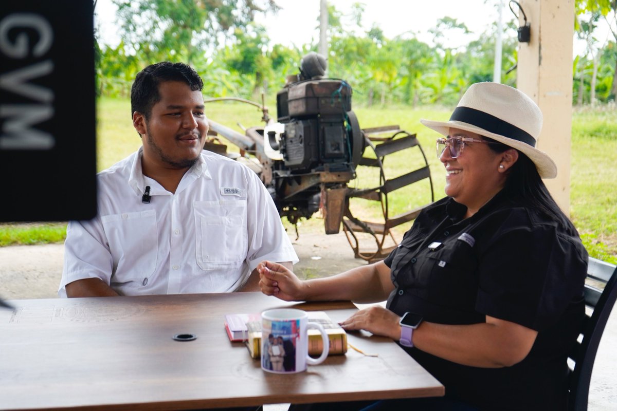 LorenaRosadoS's tweet photo. 🎙️🌾 Muy pronto llega "Desde el Campo con Lorena".
Un espacio para conversar, compartir experiencias, conocer historias y descubrir una faceta más cercana y personal de mi vida y mi trabajo.

Hablaremos juntos de los temas que nos unen como ecuatorianos, del campo, de la familia, del servicio y de los desafíos que enfrentamos cada día.

Y ustedes serán parte de esta conversación. 👇
¿Qué temas les gustaría que abordemos en los próximos episodios? Los leo en los comentarios.

#DesdeElCampoConLorena #Próximamente #Podcast #LorenaRosado #AsambleístaPorElGuayas #GuayasConLorenaRosado