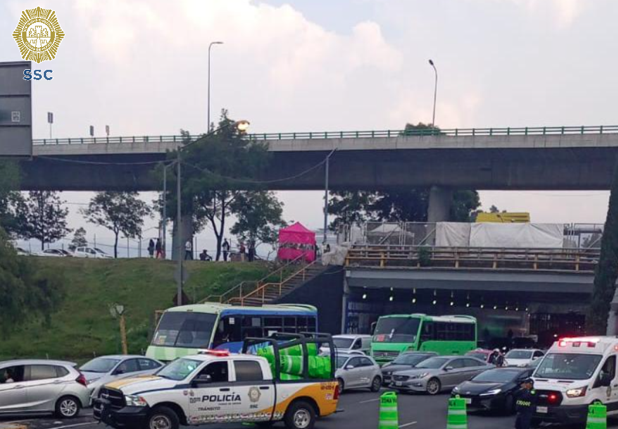 OVIALCDMX's tweet photo. 18:28 #PrecauciónVial | Corte de circulación en Av. Insurgentes al Norte a la altura de Anillo Periférico. #AlternativaVial Canal de Miramontes. https://t.co/5TfzJ8si3Y