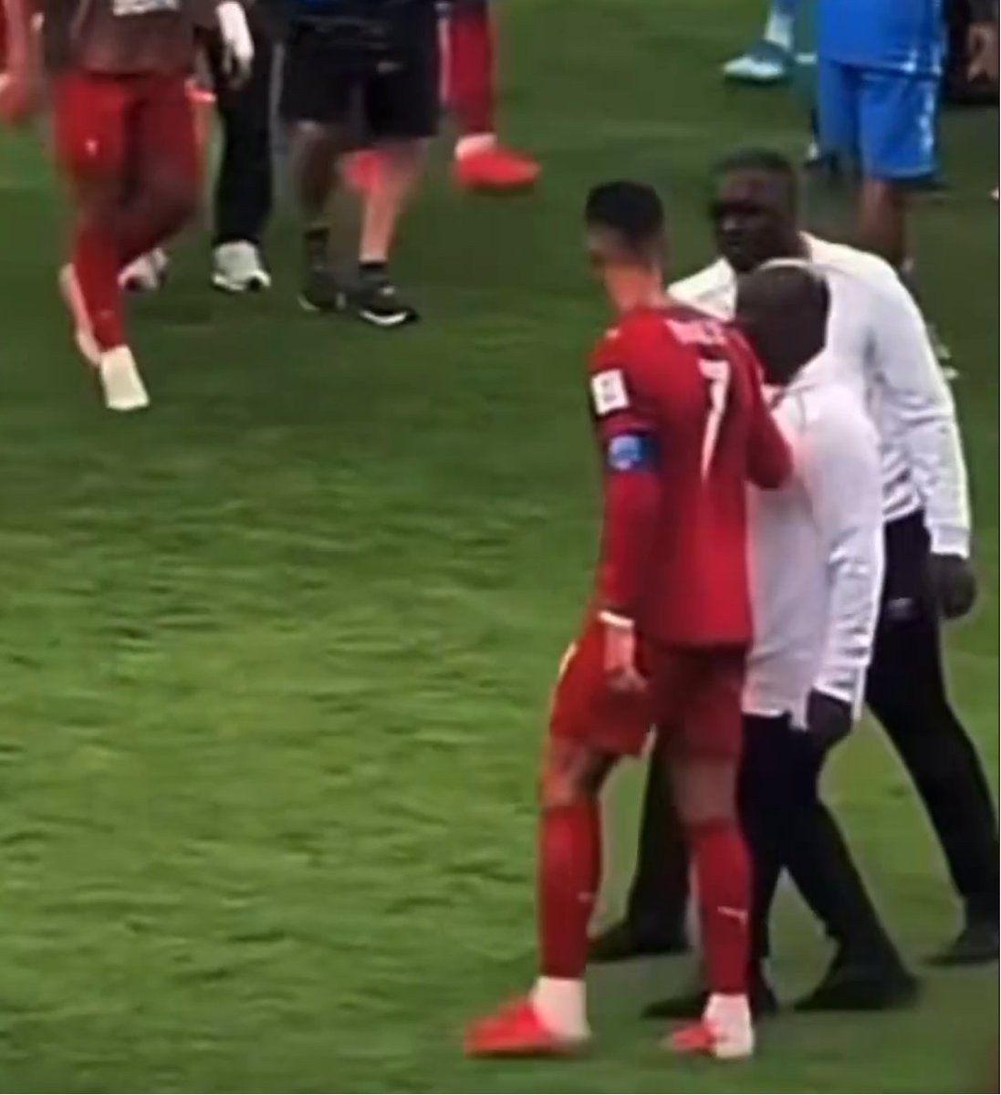 dliders's tweet photo. @joserra_espn la mala leche d algunos q tergiversan lo sucedido es lo q lo dice todo. A este par d acreditados q los saluda CR7 no figuran como rivales ya q son d la delegacion d CONGO. Donde sta tu Twit criticando la no expulsion en esta otra imagen??? https://t.co/lXpoYtba6U