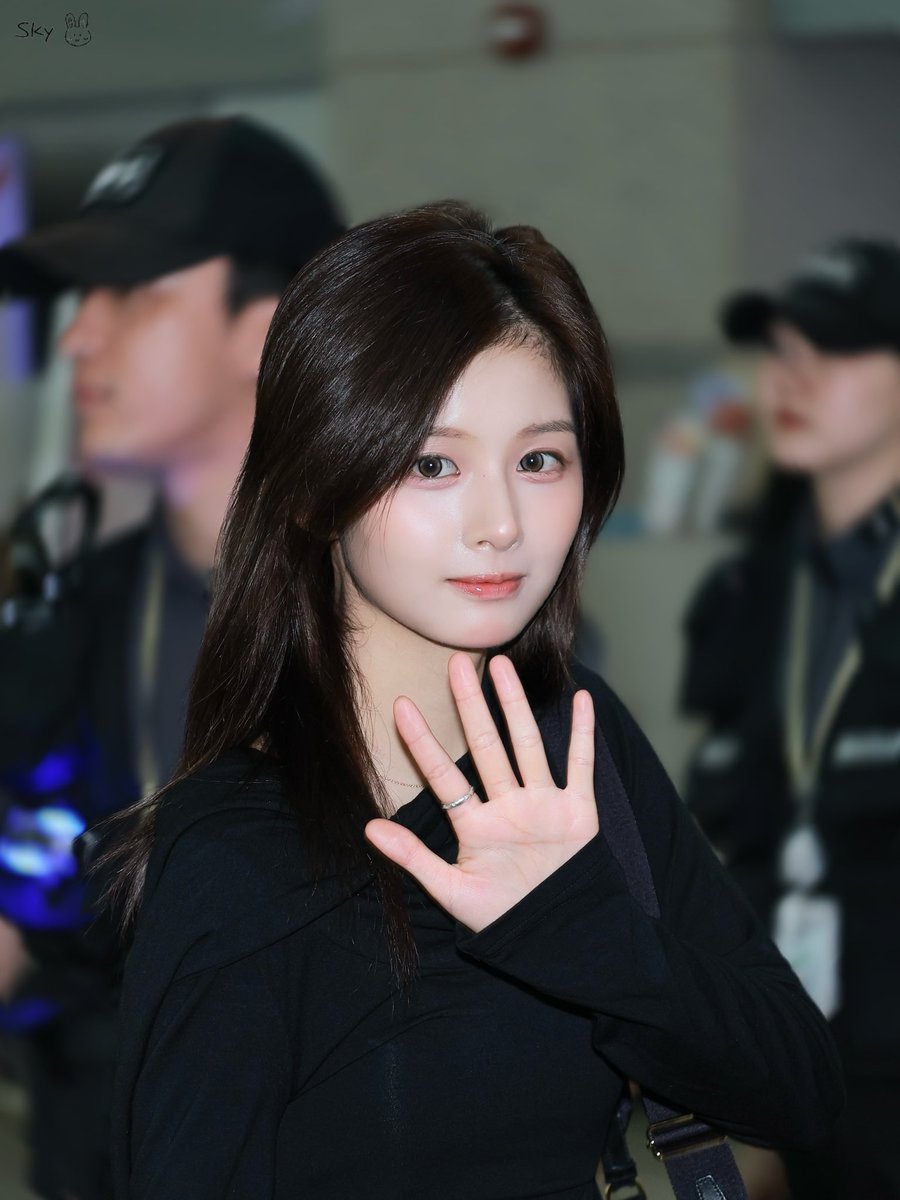 Sullyoon_Sky's tweet photo. 260619 ICN 🛫

#엔믹스 #설윤 #NMIXX #SULLYOON https://t.co/eZS7EJZpWi