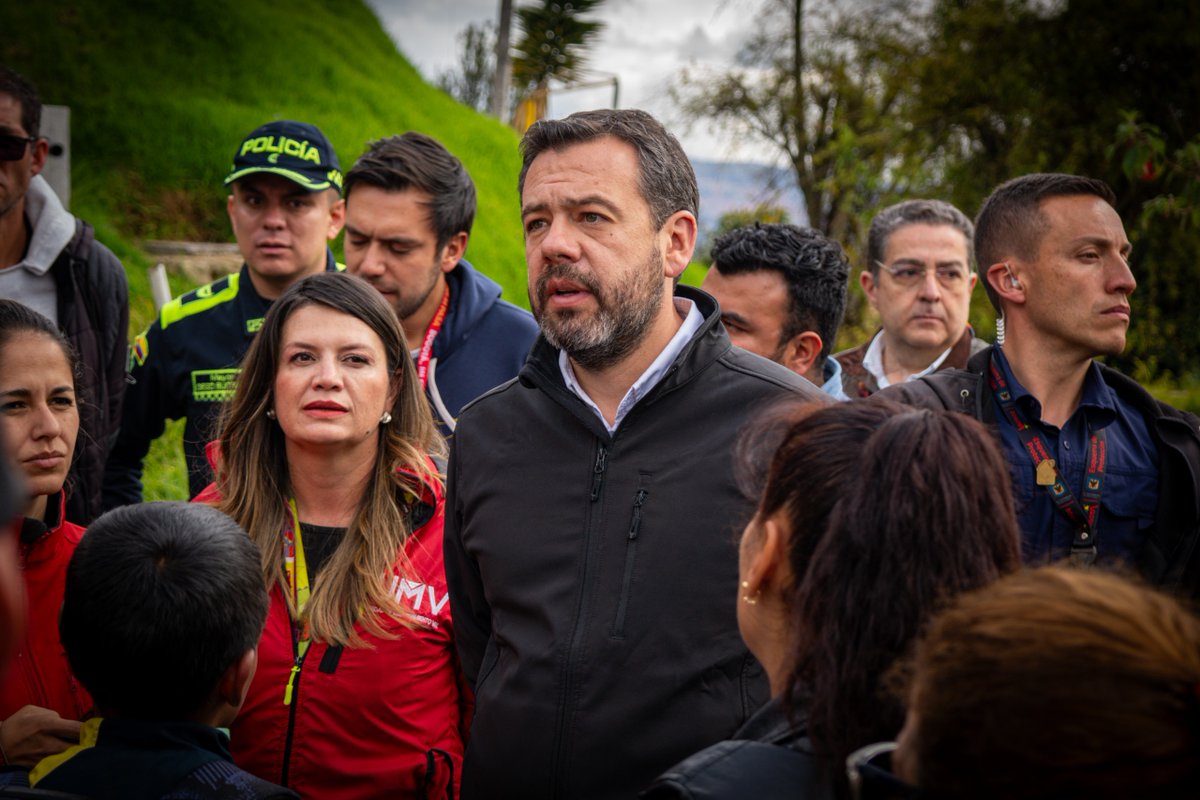 UMVbogota's tweet photo. 🗓️Hoy, el alcalde de Bogotá, @CarlosFGalan, junto a la directora de la UMV, @monicaruedap, supervisaron el avance de una obra en el sector de San Martín de Porres, en @AlcaldChapinero.

Allí, junto al IDU y dicha alcaldía, estamos mejorando la malla vial del sector. https://t.co/0cyeqwrpxZ