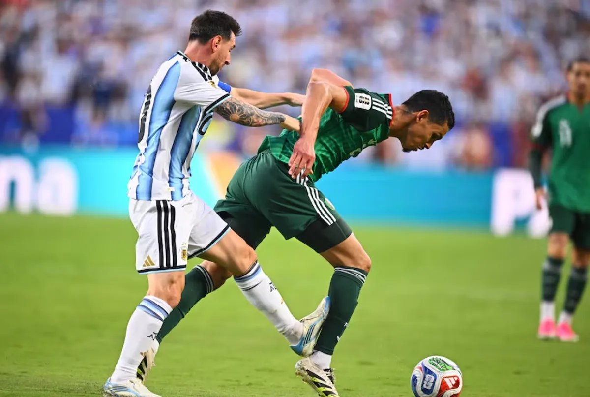 dliders's tweet photo. @joserra_espn la mala leche d algunos q tergiversan lo sucedido es lo q lo dice todo. A este par d acreditados q los saluda CR7 no figuran como rivales ya q son d la delegacion d CONGO. Donde sta tu Twit criticando la no expulsion en esta otra imagen??? https://t.co/lXpoYtba6U