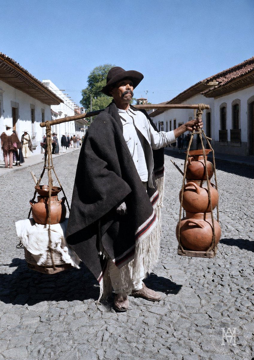 humbertovill68's tweet photo. Vendedor de atoles, Pátzcuaro, 1932
Fotógrafo Luis Márquez Romay
Archivo Fotográfico Manuel Toussaint IIE-UNAM https://t.co/RFgqwgqvif