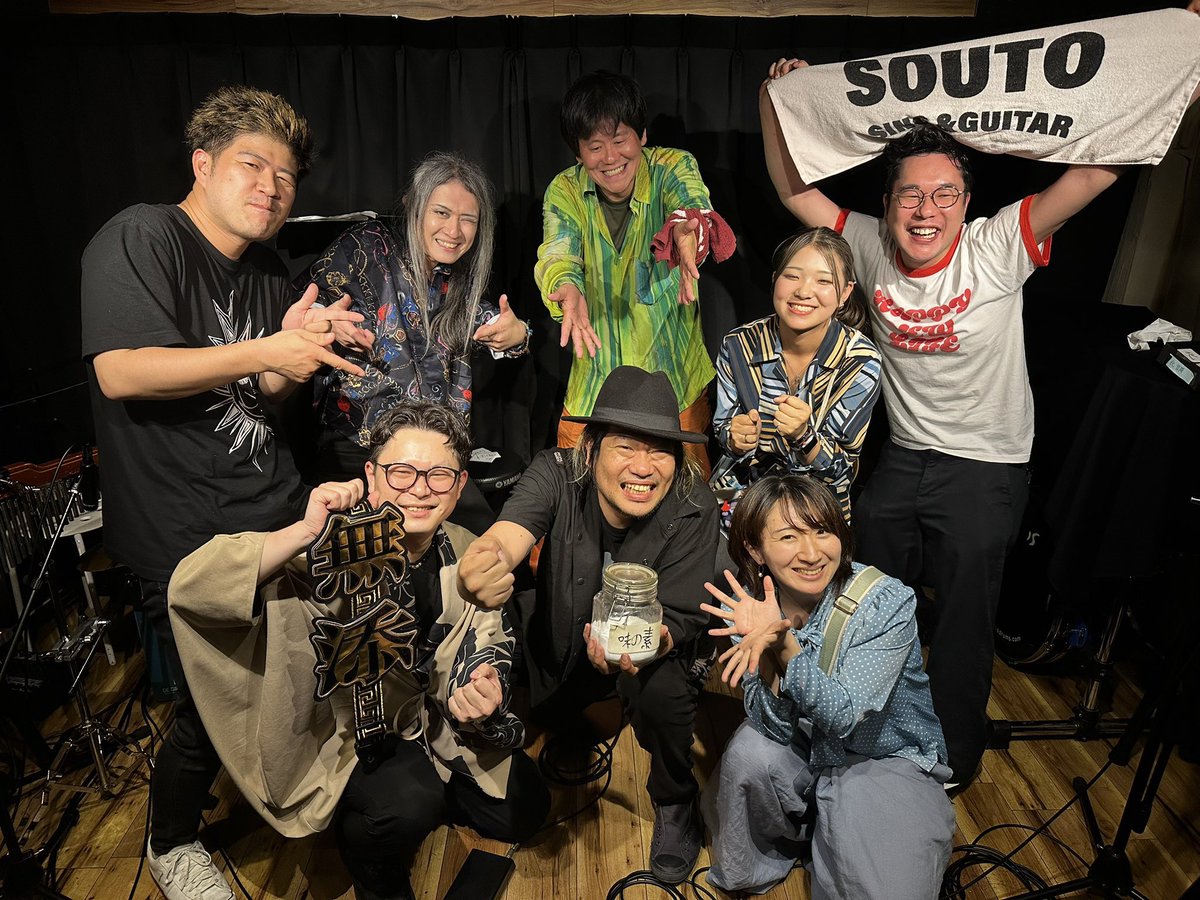 SHOEI_utaibito's tweet photo. 6月18日
東京 久米川 太陽と月灯り

ご来場、配信からもありがとうございました！
化調VS無添加ラーメンDay2🍜
むちゃくちゃ大盛況！！！

投票に関しては、前日山梨が無添加、当日タイツキでは化調が制して結果引き分けに！！
ストーリーが出来すぎてる！！！��

ともあれ音楽とラーメンで、ここまでエンタメとして楽しんでもらえるってのは本当に嬉しい😊次回にも期待！！！
まぁ絶対負けんけどな！！！！！

結果、化調は美味いし、無添加は優しい🍜