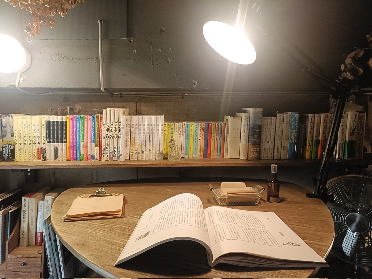 kurokawarei228's tweet photo. 本屋イトマイ（@honyaitomai ）さんへ。毒親シリーズを追加納品しました。

取り寄せの本と、雑誌を購入。初めて2階席へ。

たいやきが乗ったスペシャルバスチー！！
見た目のインパクトがすごい。
食べ応えもバッチリでした。 https://t.co/6hEUGCLV3d