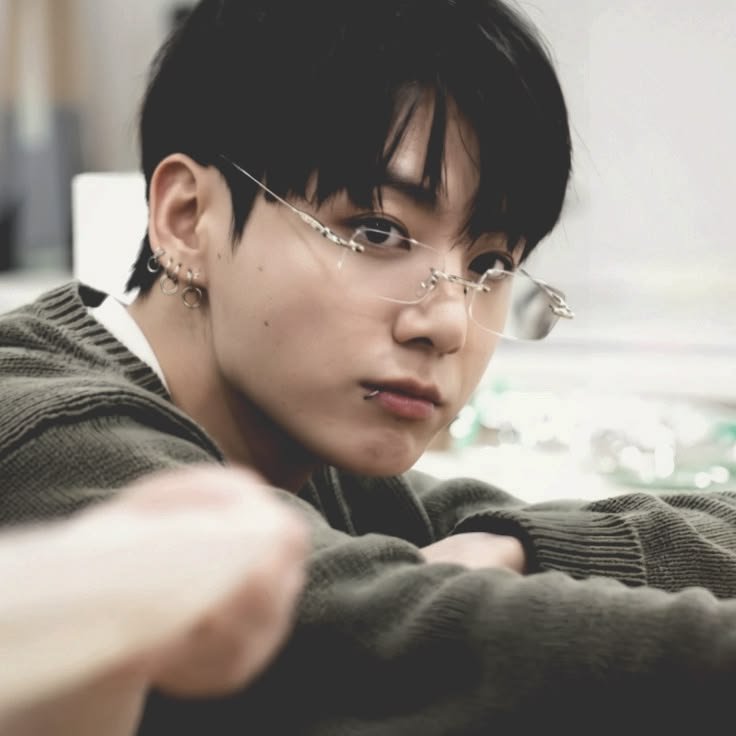 ktxwfy's tweet photo. #Kooktaeau | Newborn 🍼

Donde TH es un omega infértil que trabaja en pediatría, pero todo cambia cuando lo asignan tutor de JK, un alfa con un bebé neonato que no quería y del que tuvo que hacerse cargo tras ser abandonado por la madre omega.

#au #taekook #vkook #kooktae https://t.co/g4kI3jxLBz