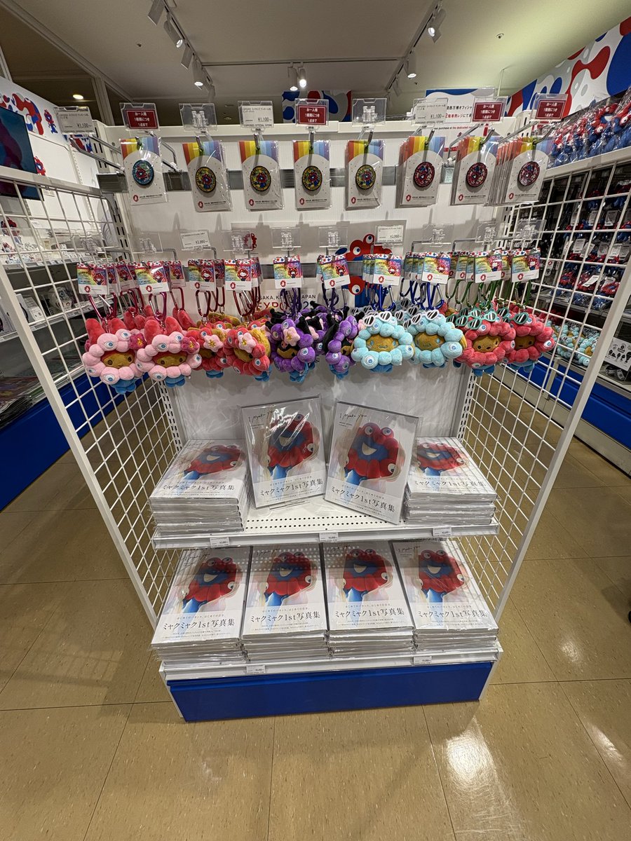 kawosuko's tweet photo. 6月19日（金）14時頃のミャクミャク様・丸善日本橋店（東京）　中途半端な時間に来てしまいましたが、プリン日焼けカラビナ以外はありました☺️画像全10枚ちょい https://t.co/XcthInpV0y