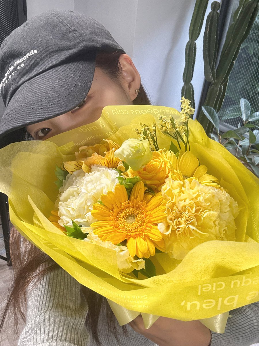 remi_ly0426's tweet photo. ろぐみんありがとう,,>᎑<,,💛🌼黄色のお花かわいい🌼˖ ࣪⊹ https://t.co/twDv6CmhUE