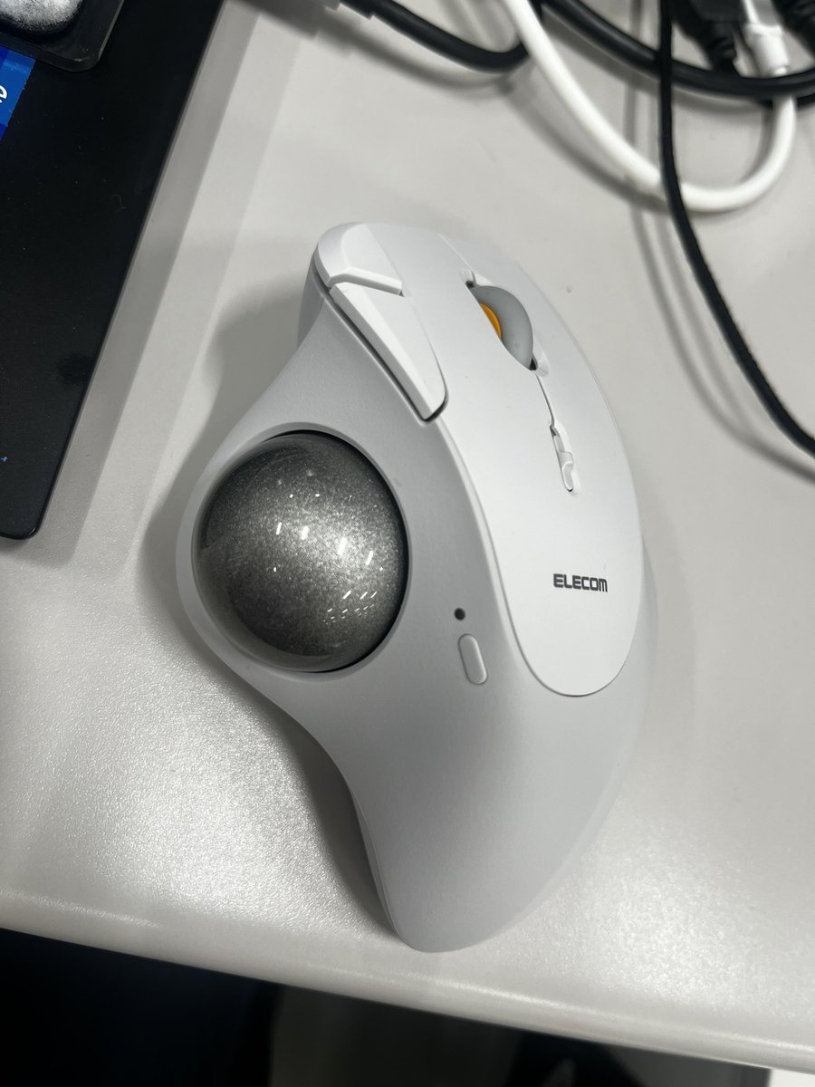 rorin_blog's tweet photo. IST PLUS触った印象

外見
隙間にオレンジアクセントがあり、高評価。表面はよりマットになって私は好み。

操作性
ベアリングほど快適さはないものの、ガタつきが少なくトラックボールが暴れず安定。コリっとした引っ掛かりが少なく滑らか。
ただ、摩擦が多少増えた。ただし許容範囲内

#elecom #IST https://t.co/Wkie7vFdXX