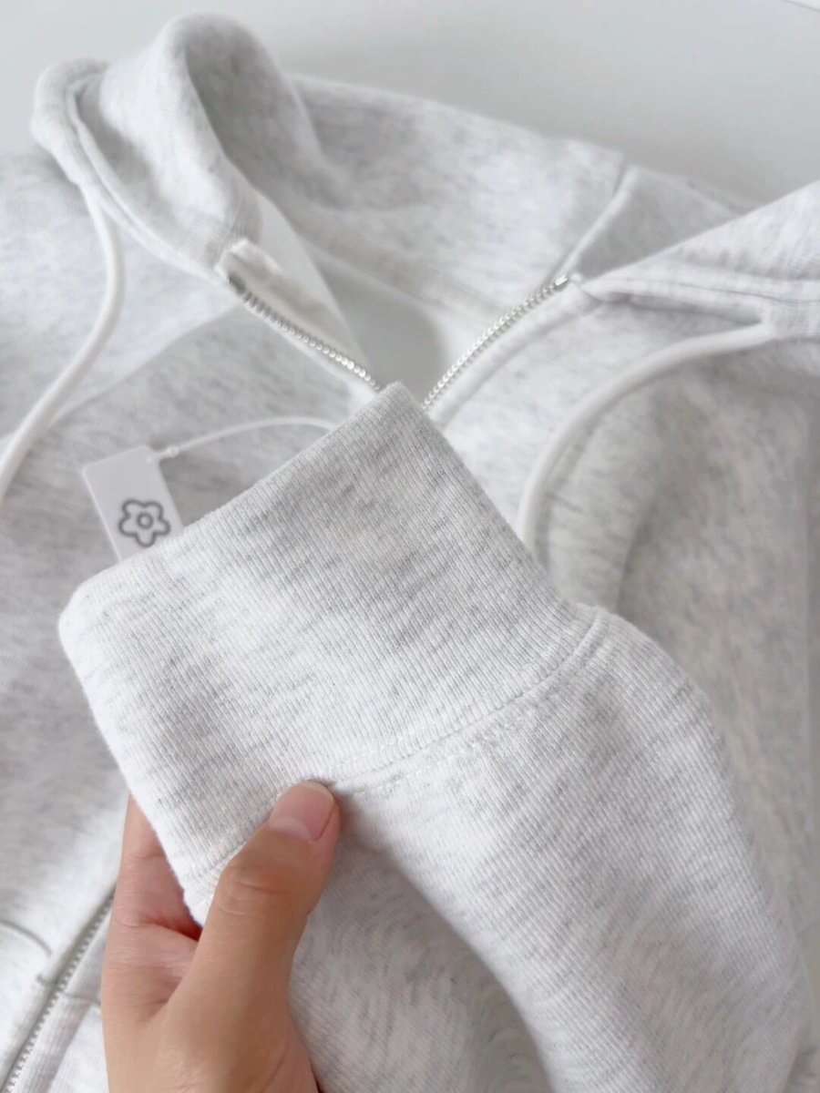 Larden_ip's tweet photo. Just folded laundry and found my hoodie still has that pizza stain from last week  Minor chaos but the space feels so much cozier now! https://t.co/QMVdj1pQhx