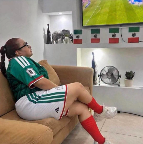 IsraRamos10's tweet photo. hasta mandaste a calentar a esta sra. para ingresar al campo en lugar de @GilbertoMora_  que pinche verguenza la tuya #aguirre @miseleccionmx https://t.co/MGIRq5Usan