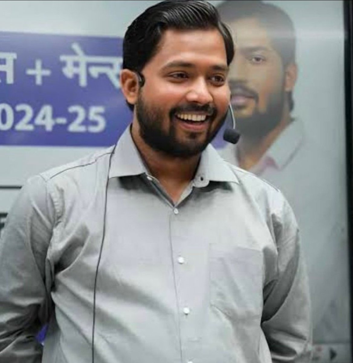 UzmaParveen94's tweet photo. रोशन आनंद और खान सर विवाद में अब एक बड़े शिक्षक की एंट्री हो चुकी हैं।

जिनका नाम राकेश यादव है ,जो कभी इंटरव्यू में खान सर को एक फूल बताते थे ,

जिनका कहना था कि खान सर वो फूल है जिसने लाखों बच्चों को खुशबू दी है 

और बिहार में 25 से 30 लाख परिवार होंगे जिनके बच्चों ने खान सर से पढ़कर सरकारी नौकरी ली है।

आज Rakesh Yadav वीडियो के माध्यम से खान सर पर बहुत सारे आरोप लगा रहे हैं।

Neet परीक्षा हो या उत्तर प��रदेश लेखपाल और दरोगा परीक्षा राकेश यादव कभी भी छात्रों के आंदोलन में शामिल नहीं हुआ।

लेकिन अचानक से खान सर पर आरोप लगाकर साबित कर दिया कि राकेश यादव के अंदर कितना जातिवाद भरा हुआ है।