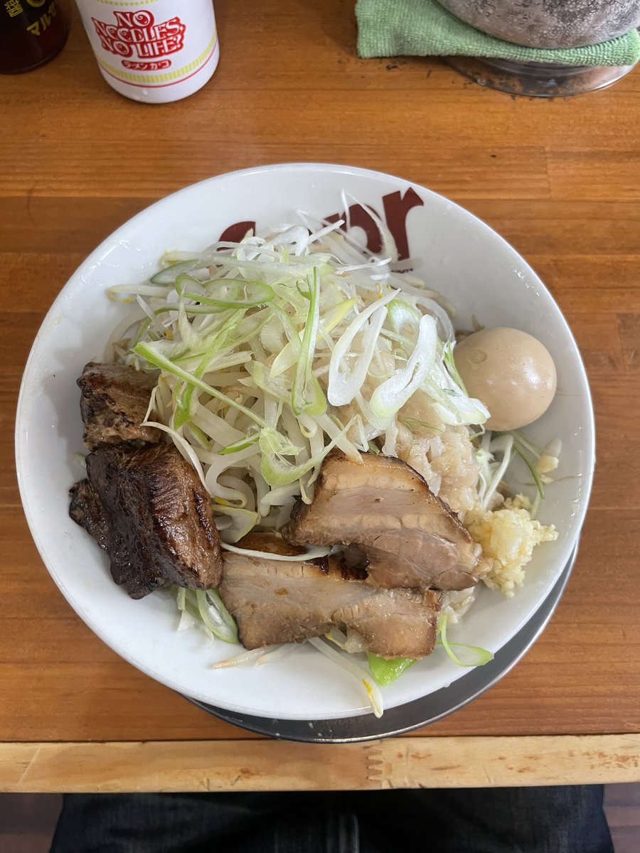 hidebuyama's tweet photo. 金曜麺活
ラーメン金子さんへ🚗
♠️ポスト
汁なし豚1up煮たまご
混ぜて天地返してしょっぱウマウマ
早割スープで、偽造2杯食い
うますぎっす
ご馳走様でした🙏 https://t.co/0w2EAg8qpc