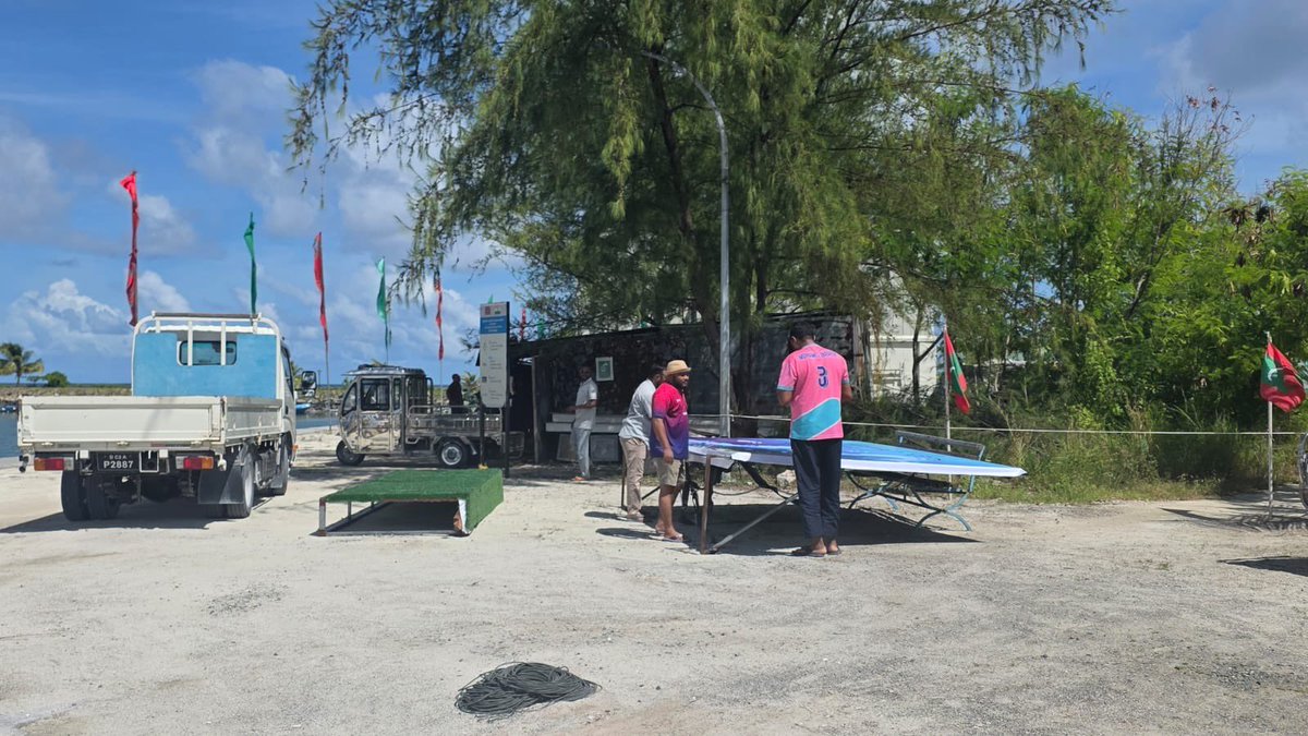 keyolhanews's tweet photo. ދުނިޔޭގެ ކަނޑުގެ ދުވަސް ފާހަަގަކުރަން ބާއްވާ ފަރުމަސްވެރިކަމުގެ މުބާރާތުގައި، ގެމަނަފުށީ މަސް ރޭސް ކުރިޔަށްދާ ސަރަހައްދު ތައްޔާރުކުރަނީ. މުބާރާތް ފަށާނީ ހަވީރު 3 ޖަހާއިރު

@MFAORmv 
@hdcmaldives 
#GemanafushiCouncil
#Masrace
#WorldOceanDay2026 https://t.co/8hHlKNDEXh