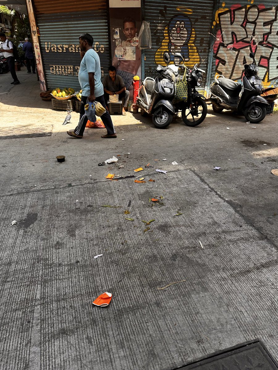 pratik1a's tweet photo. Everyday problem at 221 bora bazar st fort
1) the garbage truck stops to collect garbage &amp; all the spill over is not clean
2) the corner of bora bazar &amp; Rustom Sidhwa people throw garbage in the night and garbage truck or the cleaner don’t get this cleaned
@mybmcWardA @HNarwekar https://t.co/acdg9EcgMc