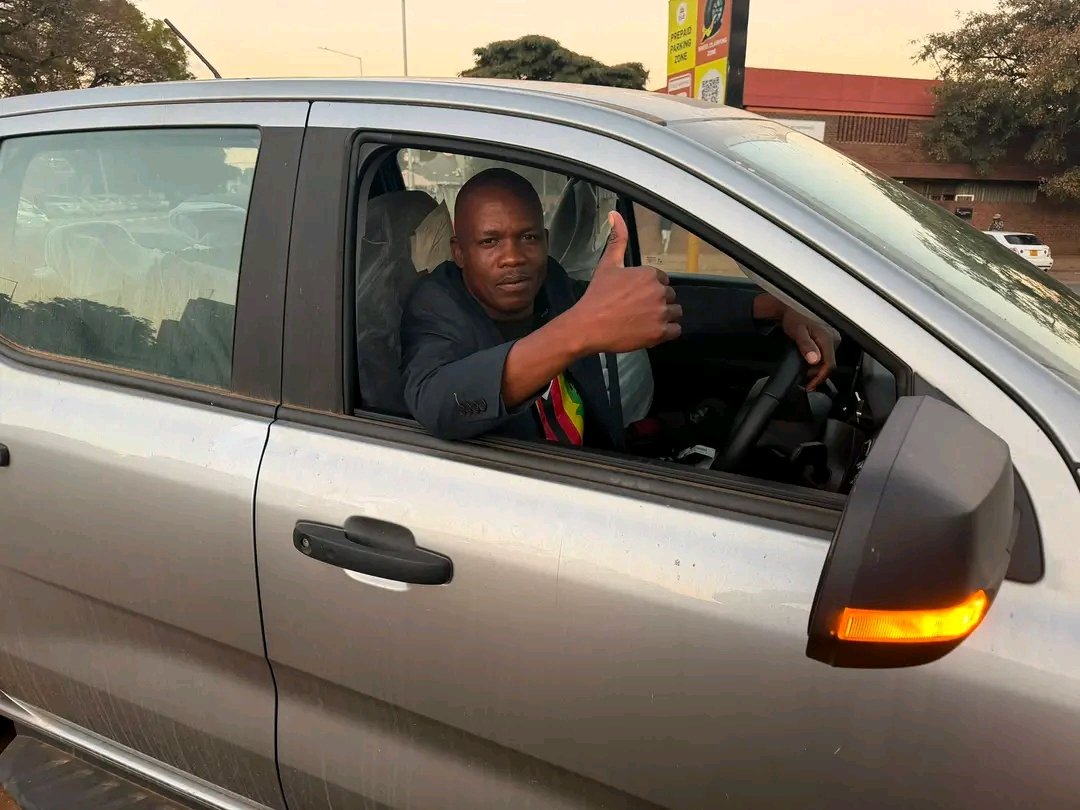 TrustTizor86239's tweet photo. Ichoooo🇿🇼🇿🇼🇿🇼 ... Hard work pays. Congratulations Cde Levison Chambati Varakashi4ED Mash West Chairman on your new vehicle, a well deserved reward for your tireless commitment and exemplary dedication.
#EDHuchi
#LeavingNoOneBehind https://t.co/piidyGZuOB