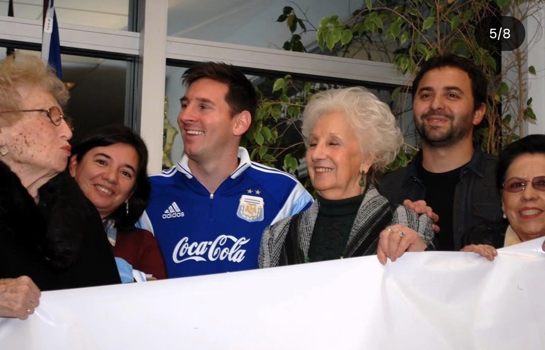 SpaceNacional's tweet photo. Los Libertarios desean implantar que los Peronistas estamos en contra de nuestro Ídolo Nacional Lío Messi. 

Me parece que es OBVIO de que lado esta Messi no? 

Queremos ver la foto con Milei de Messi? 

Está la foto? 

RT MASIVO - Lionel Messi Campeón 🇦🇷 https://t.co/BBJgBBeaMN