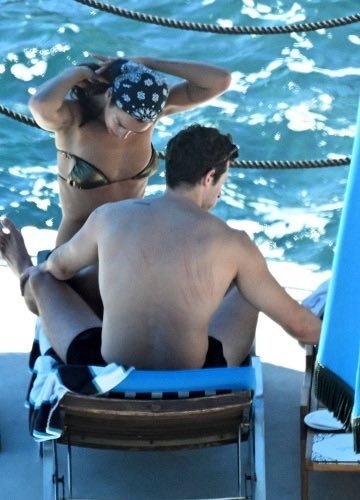 priti_singh0's tweet photo. dua lipa girl….. https://t.co/vs7jJb4q0r