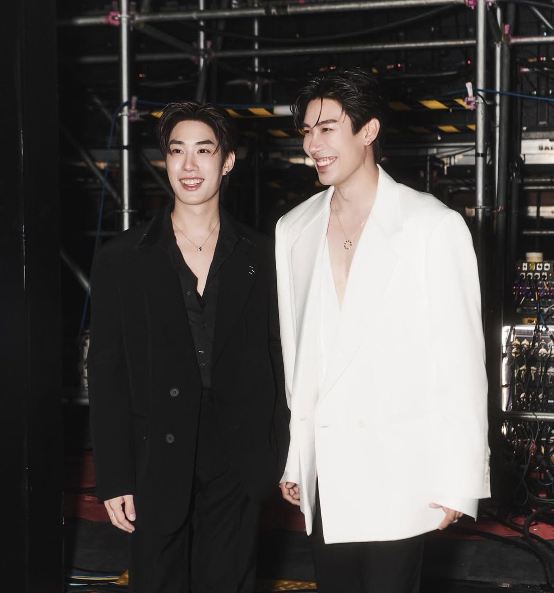 Pimmod93's tweet photo. แกแล้วฉันเมนพี่เคนสมัยสามหนุ่มเนื้อทอง ปัจจุบันมาเมนพี่เติ้ล ตอนดูไลฟ์เมื่อวาน กรี๊ดจนแมวสะดุ้งตื่น สาแก่ใจจริงๆเว้ย เมนร่วมงานกะเมน https://t.co/V1hJPhmyCY