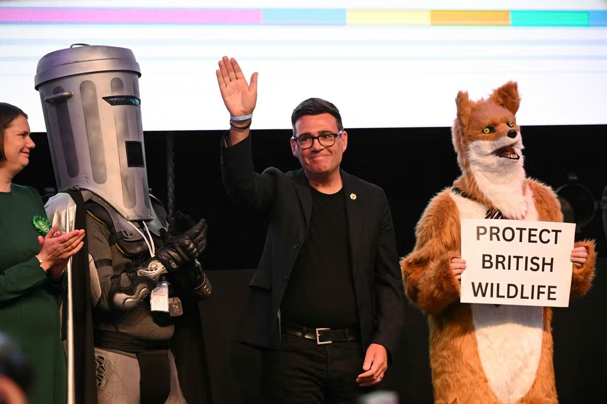 Maitre_Eolas's tweet photo. J'adore les élections britanniques qui nous donnent à chaque fois ces photos des candidats à l'élection qui applaudissent le vainqueur (Oui, le renard et le robot-poubelle étaient aussi des candidats) https://t.co/G51TfurlsB