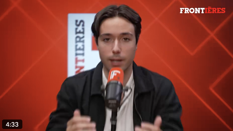 mrvicfer's tweet photo. Le journaliste Jules Laurans, auteur de l'enquête pour laquelle Erik Tegnér a été condamné, vient de tout expliquer publiquement. Voilà ce que son média Frontières avait révélé.

Des avocats spécialisés dans la défense des clandestins ont industrialisé les recours devant les tribunaux administratifs, financés par l'aide juridictionnelle publique, c'est-à-dire votre argent. Pour chaque dossier, un avocat perçoit environ 504 euros. Ce montant peut être multiplié par deux ou trois en déposant plusieurs recours sur un même dossier. Et quand l'État est condamné, la rémunération supplémentaire peut atteindre entre 1 000 et 1 500 euros hors taxes.

Certains cabinets ont compris le filon. 

Un avocat travaillant avec l'association d'extrême gauche Utopia 56 a déposé 93 recours en deux mois devant les tribunaux de Paris et Cergy. 

Deux avocats lyonnais affichaient une moyenne de 3 dossiers par jour sur la même période, soit 135 dossiers en deux mois. 

L'enquête révèle que ces procédures en série sont parfois réalisées par des stagiaires via une application de copier-coller de décisions juridiques appelée Replick.

Cerise sur le gâteau : l'avocate en charge de défendre les intérêts de l'État au tribunal administratif quand il annule des titres de séjour figurait en 14e position sur la liste de Raphaël Glucksmann aux dernières européennes. L'État est donc défendu par une militante de la régularisation des étrangers.

Cette enquête repose sur des faits vérifiables, des documents publics, des sources identifiées. Tous les avocats cités ont été contactés pour le contradictoire.

Et c'est pour avoir publié ça qu'Erik Tegnér a été condamné. Pas pour diffamation. Parce que les faits sont incontestables et que les avocats n'ont pas pu les contester sur le fond. Alors ils ont utilisé la loi Samuel Paty, créée pour protéger des enseignants contre les islamistes qui les désignaient à la mort, pour interdire à un journaliste de nommer des avocats qui se gavent de l'argent public.

La logique est claire et Jules Laurans l'exprime parfaitement : "Au lieu de contester les faits eux-mêmes, on interdit de nommer les personnes concernées."

C'est la définition d'une justice au service du système contre les journalistes qui l'exposent.

La même semaine, un animateur périscolaire aux comportements "inappropriés" reconnus sur neuf fillettes de CM2 était relaxé.

La hiérarchie des priorités de la justice française est désormais parfaitement lisible.