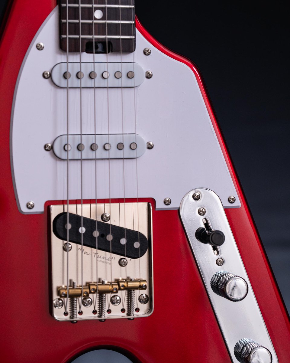 ARIA_GUITAR's tweet photo. 新しく輸入代理店業務開始したSoloking
MTV-1 SSS CAR
Candy Apple Red

Vシェイプにステンレスフレット、ロック式ペグ、スタンダードなテレキャスターブリッジを搭載し
3WAYではなく5WAYスイッチで多彩なサウンドを持つモデル

https://t.co/o29KenLi9f https://t.co/20qIbb9ypB