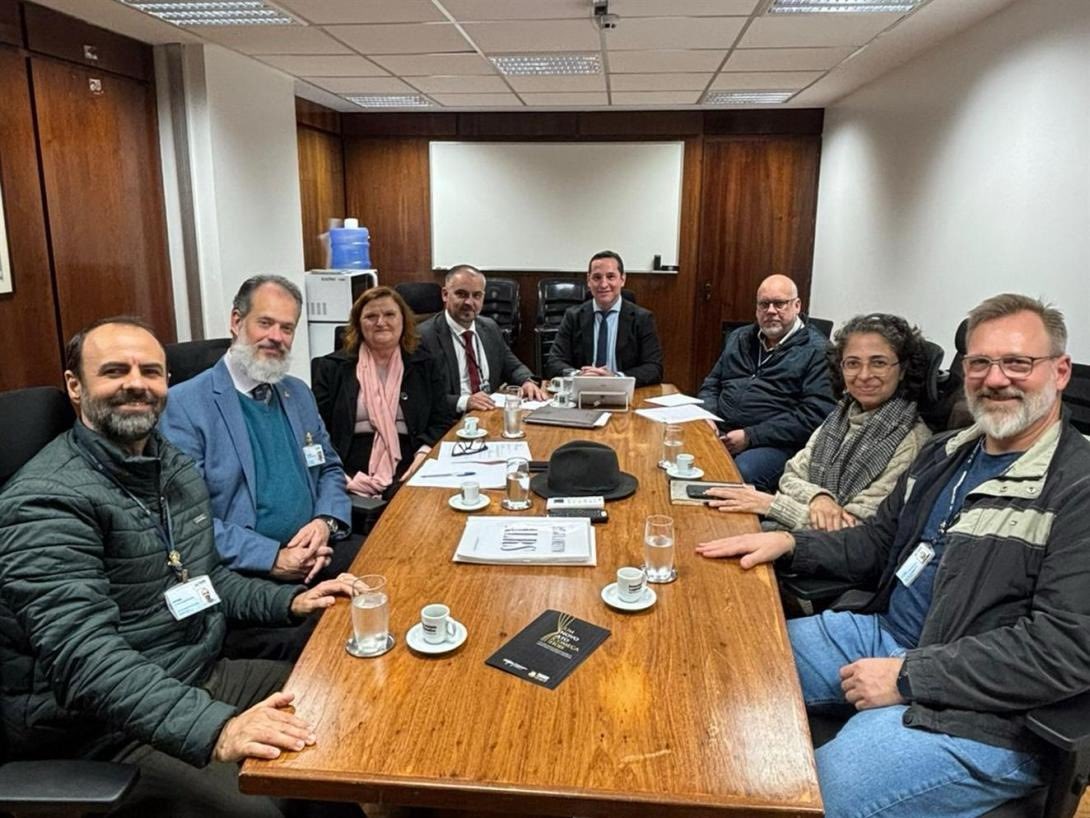 AsserlegisRS's tweet photo. O Superintendente Geral Roger Vasconcellos e o Superintendente Administrativo e Financeiro da @AssembleiaRS, Carlos Cogo, receberam ontem a Diretoria da Asserlegis para a primeira reunião de trabalho do Comitê Permanente de Negociação. https://t.co/BtTMT9EjDO https://t.co/sOX4fwCqiS