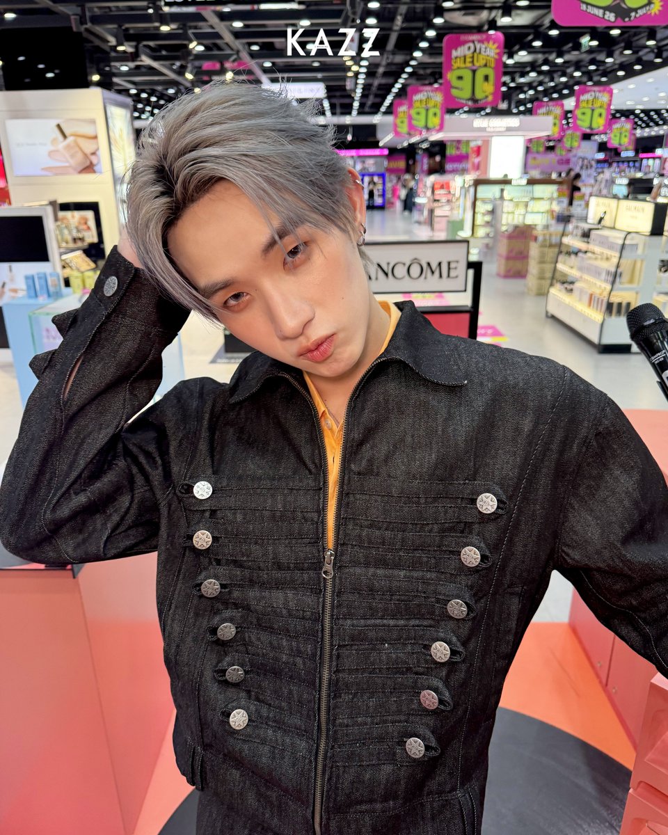 Kazzmagazine's tweet photo. ถูกสเปกเลยครับ! “ฮง LYKN” ร่วมงาน Lancôme Idôle Peach n Rose Roadshow - Mega Bangna Edition 🧡

HONG AT LANCOME EVEANDBOY
#LancomeIdolexHONG
#hongshihoshi 
#LYKN 
#KAZZMAGAZINE https://t.co/I6ShBKDQvm