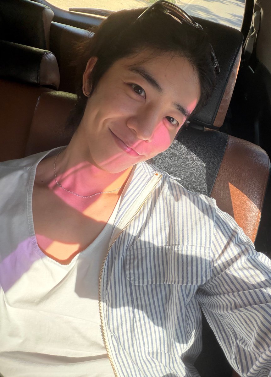 wesunflowerus's tweet photo. 아앙 협이셀카 어서와 ♡♡♡♡♡♡
안전벨트 안 했기 때문에 사진 제목으로
>>주차된 차 안<< 명시하는거 귀엽고 ♡♡ https://t.co/5wnNAroQBm