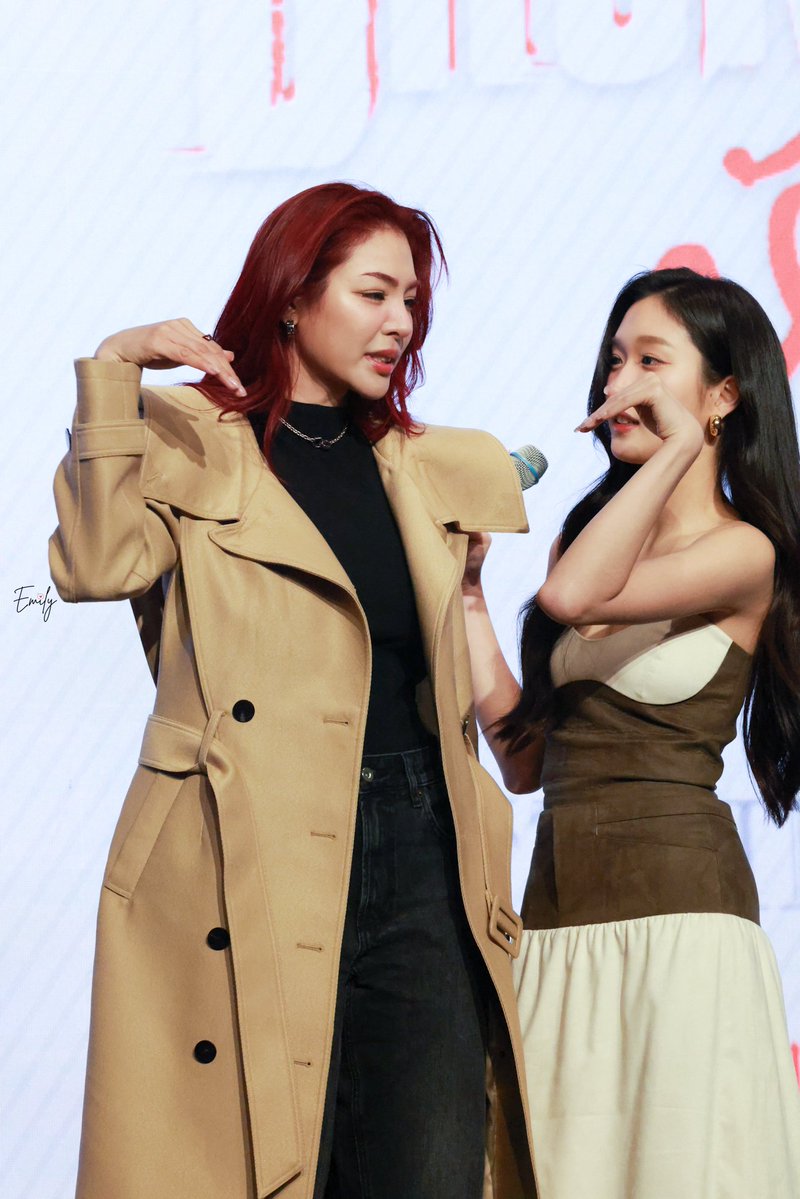 Emilysqq's tweet photo. Atom🍑 was doing a heart💙
not “I am strong” 💪🌻
🤣🤣🤣🤣🤣
@malisorn00
@atomprys

20260523-FayeAtom BOL Final EP in China Macau 

FAYEATOM THE LAST PROMISE
#BrokenOfLoveFinalEPinMacau
#Fayeperaya 
#AtomPariya 
#FayeAtom 
#BrokenOfLoveหัวใจช้ำรัก https://t.co/9XA1gzzQns