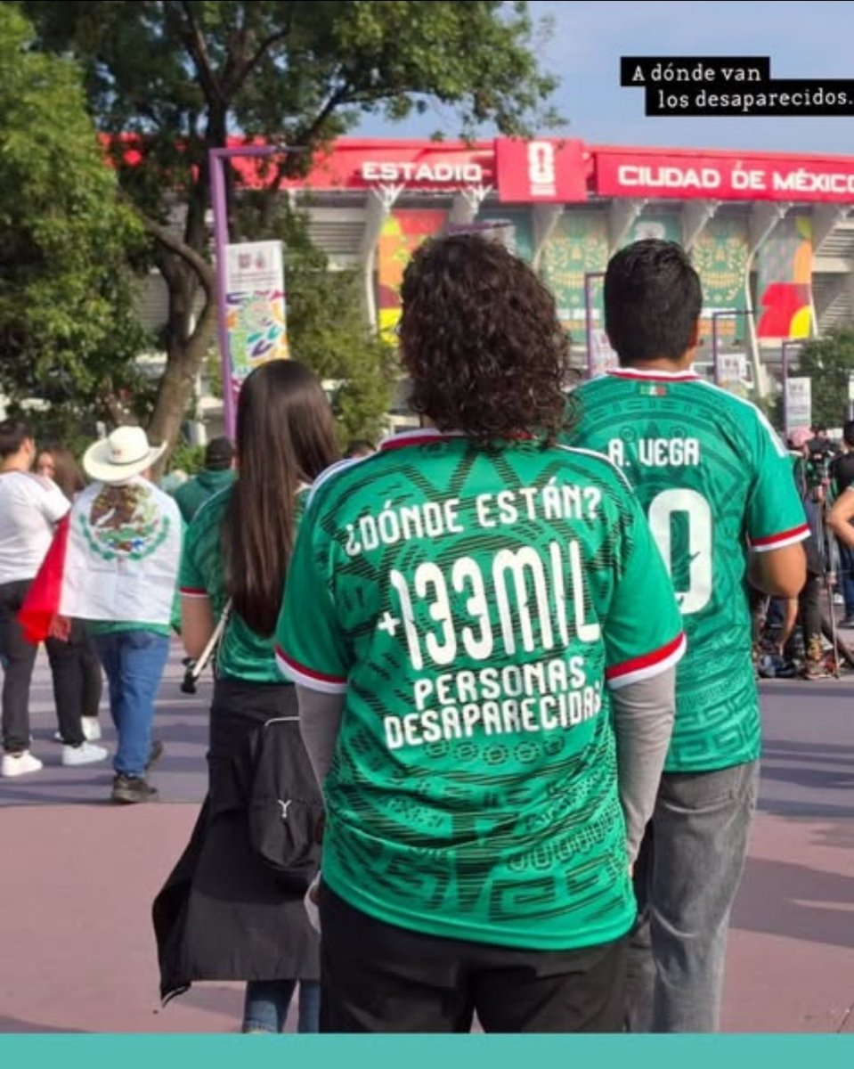 JTuffic's tweet photo. 🌟 Buenos días queridas mexicanas, mexicanos y para nuestras guerreras las  Madres Buscadoras.

💔 ¡MÉXICO NO GANÓ, MÉXICO PIERDE TODOS LOS DÍAS! 💔

Mientras la encargada de despacho @Claudiashein y su impresentable esposo celebraban a escondidas (demostrando un amor mutuo 💏) el gol de la selección mexicana, la verdadera tragedia del país les sigue estalló en la cara todos los días, pero este específicamente fue el peor.📺🤬

🅰️ Afuera del estadio: contingentes de madres buscadoras ignoradas por un gobierno represor, sin calidad humana y protector de narco políticos. 

🅱️ En el interior del estadio: el dolor nacional reflejado en la espalda de un mexicano con una playera que nos rompe el alma: 

“¿DÓNDE ESTÁN? +133 MIL PERSONAS DESAPARECIDAS”. 💔👕

¡ENTIÉNDALO, Claudia! Sus gritos de algarabía son un insulto a las y los mexicanos que todos los días se ensucian las manos sin importarles, buscando a sus seres queridos. 

Nuestro país llora y sufre todos los días enfrentando crisis que jamás imaginamos antes de que su secta llegara al poder apoyados del narcotráfico. 🐀🔥

Y le aclaro: ¡Que demonios le importa quién ayuda a las madres buscadoras a movilizarse! 

A toda acción hay una reacción; si su gobierno las abandona, ellas van a encontrar la forma de que el mundo entero se entere de su negligencia, que su asqueroso y maldito gobierno no hacen por ellas. 🌍📣

Me queda claro que usted no como verá un dedo porque no tiene corazón, ¡pero nosotros no dejaremos de insistir y luchar! 🇲🇽

#MadresBuscadoras #HastaEncontrarlos #DesaparecidosMexico #Romo #México #Mundial2026 #CopaMundialFIFA #ClaudiaSheinbaum #Sheinbaum #JusticiaParaLosDesaparecidos
 https://t.co/lSFI35dB8m